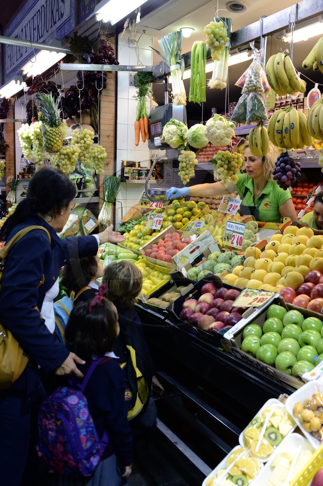 Espagne, Andalousie, Séville, quartier de Triana, le marché couvert de Triana, étal de marchand de fruits et légumes