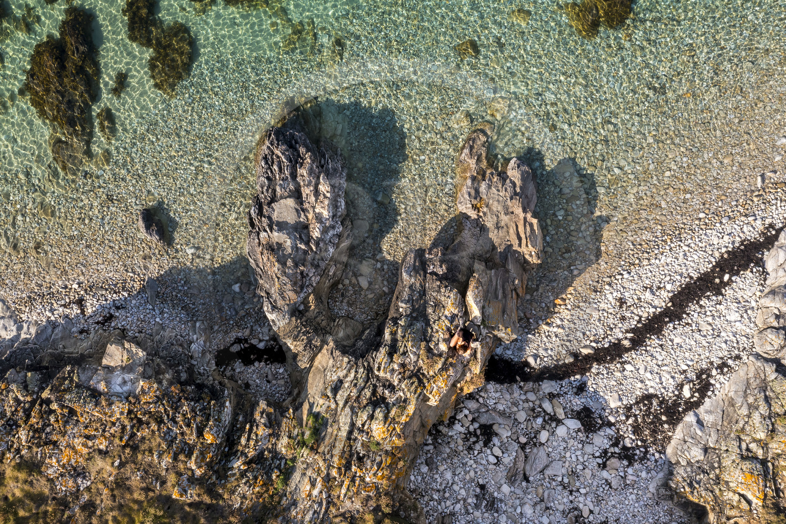 France, Finistère (29), Mer d'Iroise, Ile d'Ouessant, Baie de Lampaul, Porz Goret sur la cote Sud (vue aérienne)