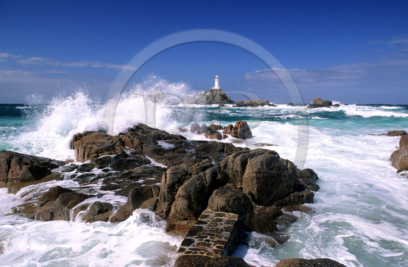 Royaume-Uni, îles Anglo-Normandes, île de Jersey, phare de ìLa Corbière à marée haute