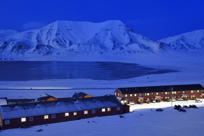 Norvège, Svalbard, Spitzberg, Longyearbyen, batiments d'habitation et le fjord Adventfjorden