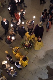 France, Meurthe-et-Moselle (54), Saint-Nicolas-de-Port, basilique de Saint Nicolas, procession aux flambeaux qui est fêtée depuis 1245 à l'occasion de la Saint-Nicolas, la relique du dextre bénissante de saint Nicolas (selon la tradition il s'agit de l'os d'une phalange de la main droite de l'évêque) qui est conservée dans un bras reliquaire de la fin du XIXème siècle en argent, or, émaux et diamants