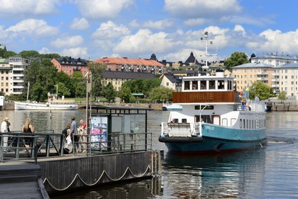 Suède, Stockholm, l'écoquartier Hammarby Sjostad précurseur en matière de développement durable, ferry sur le lac Hammarby