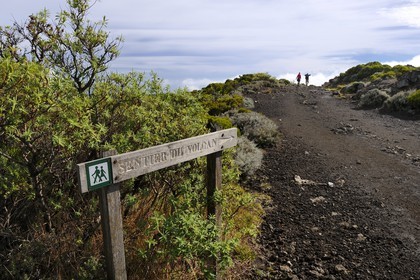 France, île de la Réunion, volcan du Piton de la Fournaise, classé Patrimoine Mondial de l'UNESCO, randonneurs sur les sentiers du haut de l'Enclos