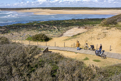 France, Vendée (85), Talmont-Saint-Hilaire, cyclistes à la Pointe du Payré, la plage du Veillon et estuaire de la rivière Payré (vue aérienne)
