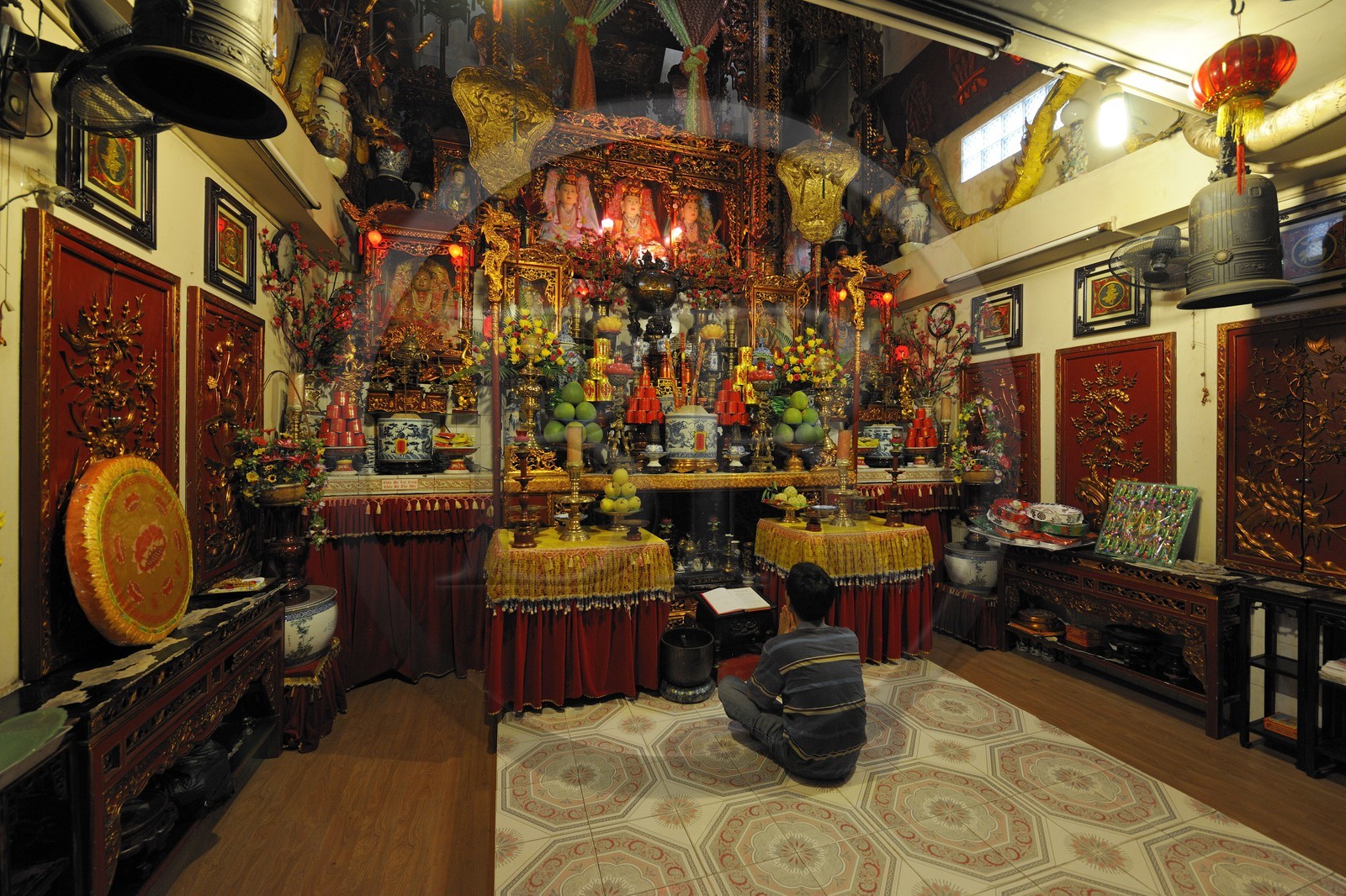 Vietnam, Hanoï, quartier des 36 rues dans la vieille ville, temple dans Pho Hang Bac