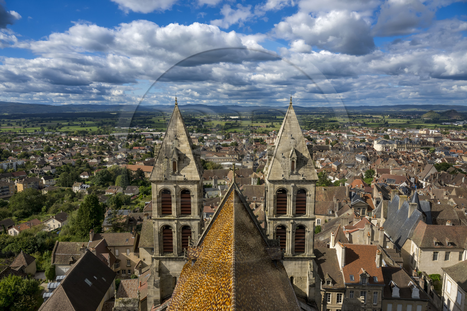 France, Saône-et-Loire (71), Autun, vue sur la ville d'Autun depuis les fleches de la cathédrale Saint Lazare