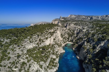 France, Bouches-du-Rhône (13), Marseille, Parc national des Calanques, Calanque d'En-Vau et sa plage (demande d'autorisation nécessaire avant publication)