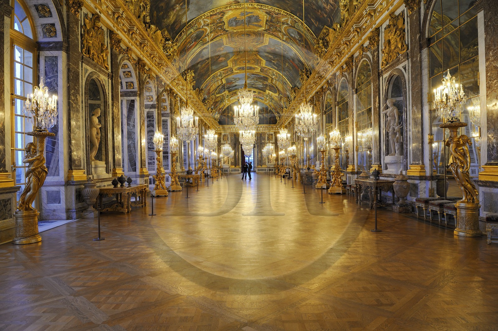 France, Yvelines (78), château de Versailles, classé Patrimoine Mondial de l'UNESCO, Galerie des Glaces (longueur 73m et largeur 10,50m) avec 17 fenêtres et 357 miroirs, architecte Jules Hardouin-Mansart (1678 - 1684)