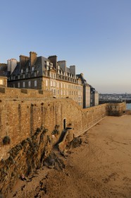 France, Ille-et-Vilaine (35), côte d'émeraude, Saint-Malo, la plage au pied des remparts de la ville intra-muros