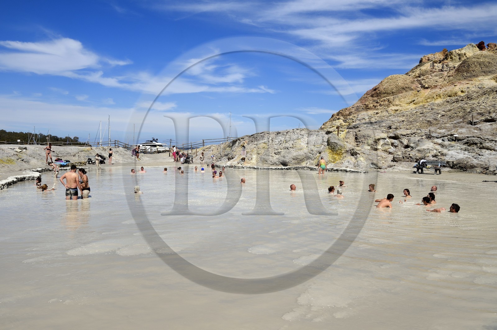 Italie, Sicile, iles Eoliennes, classées Patrimoine Mondial de l'UNESCO, ile de Vulcano, bains de boues sulfureuses sur le littoral