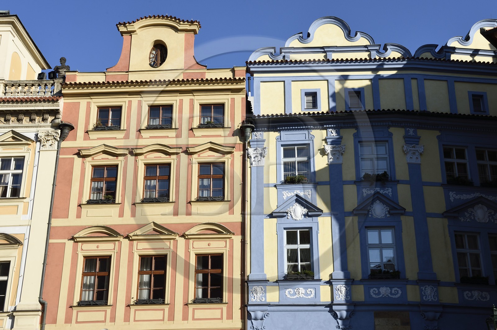 République Tchèque, Prague, centre historique classé Patrimoine Mondial de l'UNESCO, la vieille ville (Stare Mesto), place de la vieille ville (Staromestske namesti), facades de style Renaissance et baroque