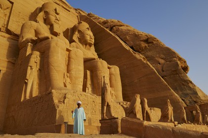 Egypte,  Lac Nasser, Abou Simbel, le gardien devant le Grand Temple de Ramses II