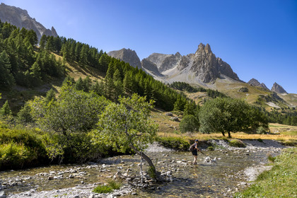 France, Hautes Alpes (05), le Briançonnais, Névache, vallée de la Clarée, la rivière La Clarée au pont du Moutet, le massif des Cerces et les pointes de la Main de Crépin (2942m) en arrière-plan