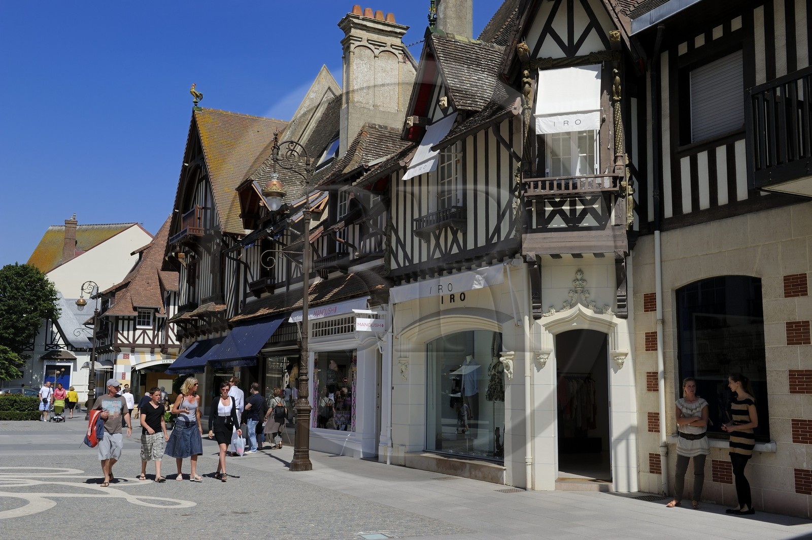 France, Calvados (14), Pays d'Auge, Deauville, boutiques de luxe rue du Casino