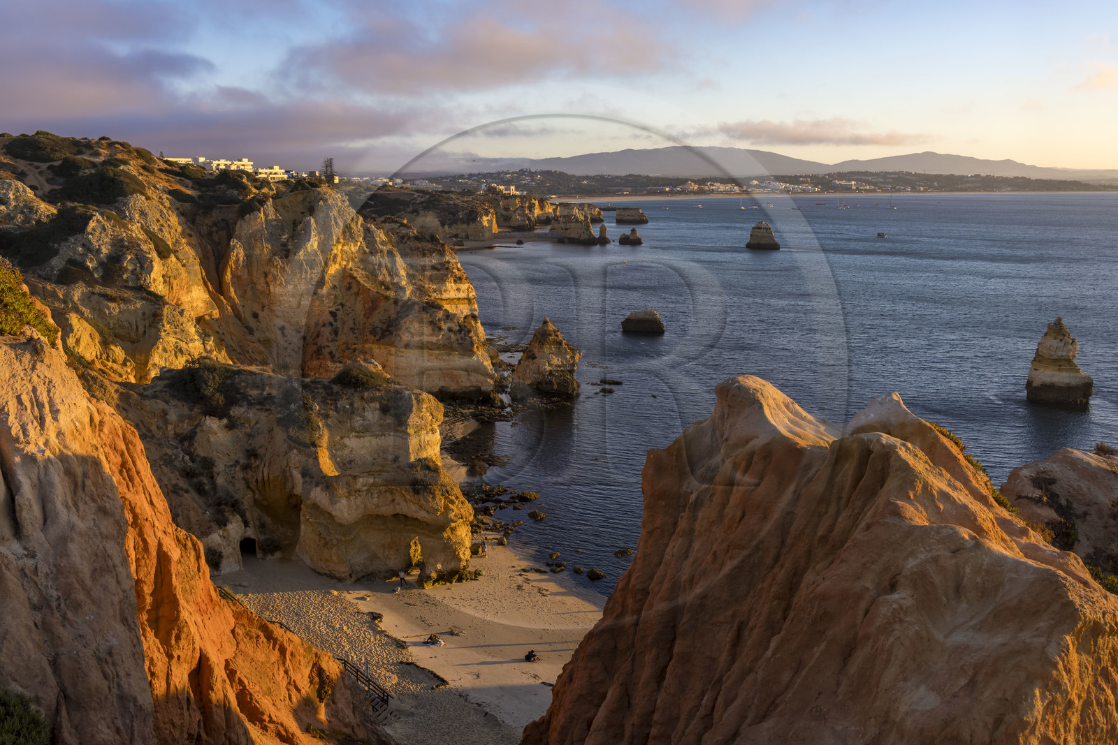Portugal, Algarve, Lagos, Praia do Camilo beach nestled between steep cliffs not far from Ponta da Piedade
