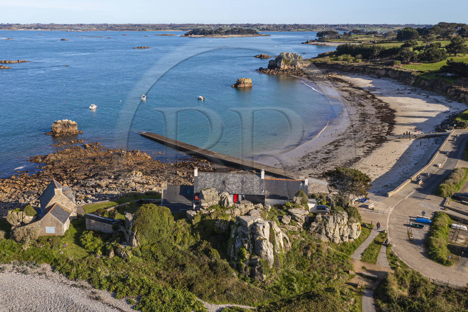 France, Côtes-d'Armor (22), Côte d'Ajoncs, Plougrescant, la plage de Porz Hir ou Pors-hir sur le chemin de Grande Randonnée GR 34 (vue aérienne)