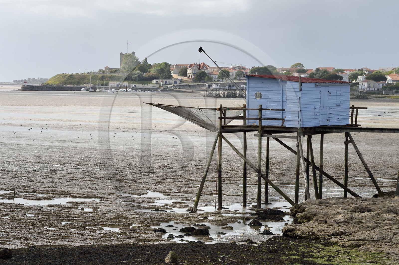 France, Charente-Maritime (17), Fouras, plage de l'Espérance découverte par la marée et cabanes à carrelets, le fort de Fouras fortifié par Vauban en 1672 en arrière plan