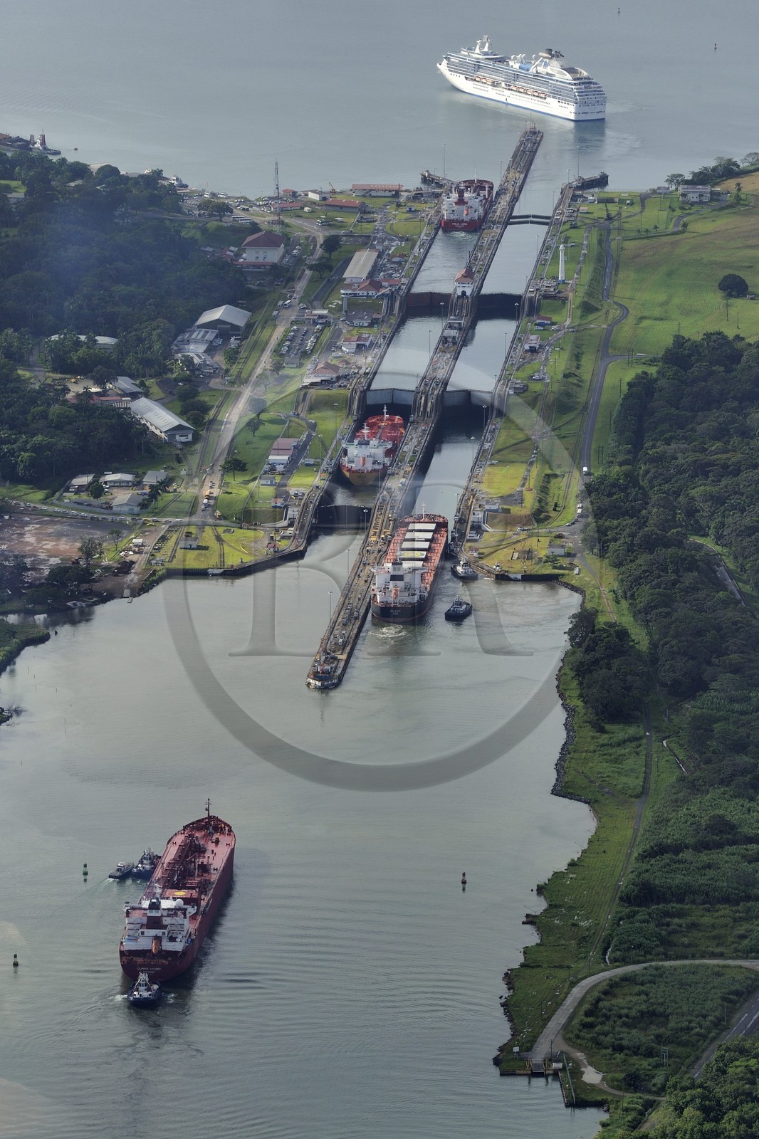 Panama, province de Colon, Canal de Panama, écluses de Gatun, cargo Panamax passant les écluses, un bateau de croisière sur le lac Gatun en arrière plan (vue aérienne)