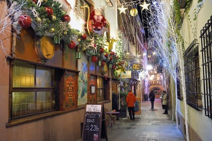 France, Bas-Rhin (67), Strasbourg, vieille ville classée au Patrimoine Mondial de l’UNESCO, la winstub Le Clou dans la rue du Chaudron avec ses décors de Noël