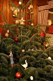 France, Bas Rhin (67,) Strasbourg, musée alsacien, sapin de Noel traditionnel