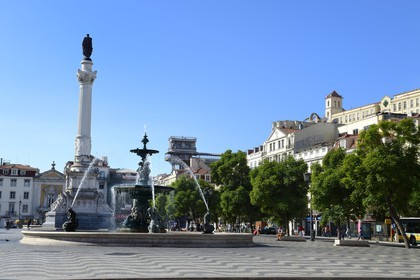 Portugal, Lisbonne, quartier de Baixa pombalin, place Dom Pedro IV (Rossio), fontaine baroque et monument à Dom Pedro IV, elevador (ascenseur) de Santa Justa en arrière plan