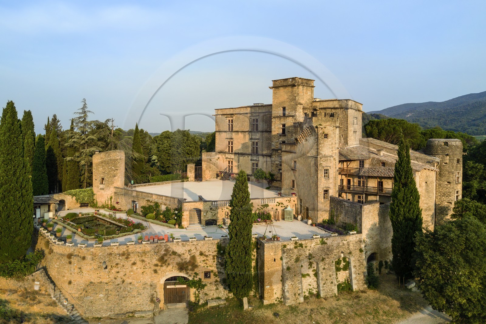 France, Vaucluse (84), Parc Naturel Regional du Luberon, Lourmarin, labellisé Les Plus Beaux Villages de France, le chateau des XVè et XVIè siècles Renaissance (vue aérienne)