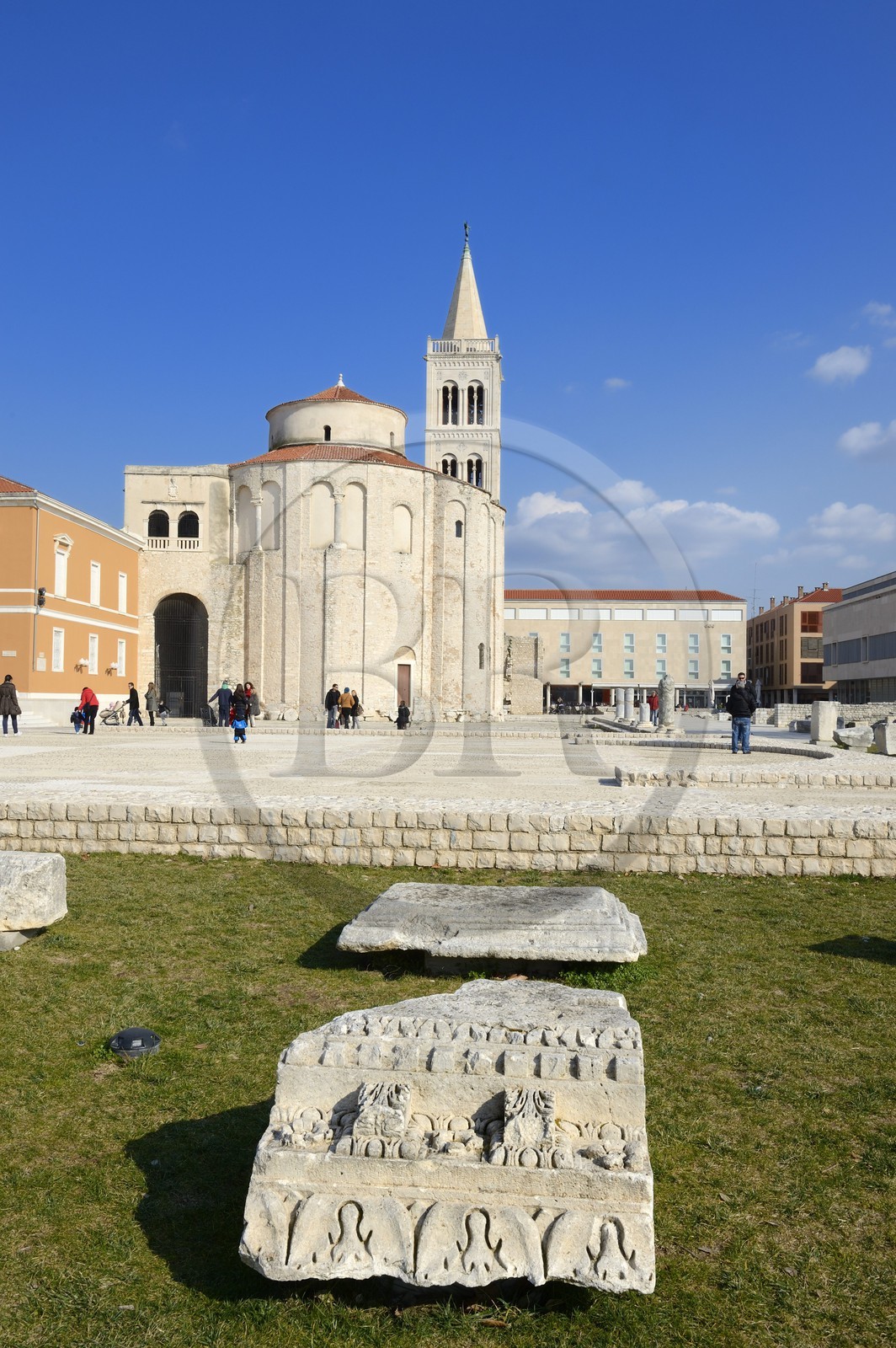 Croatie, Dalmatie, côte dalmate, Zadar, le forum romain, l'église Saint Donat et le campanile de la cathédrale