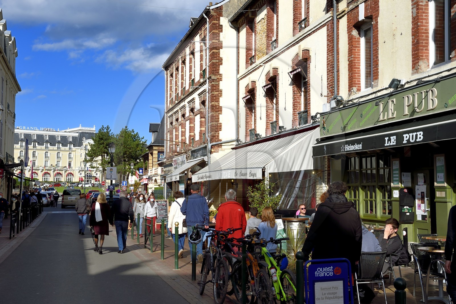 France, Calvados (14), Pays d'Auge, la côte Fleurie, Cabourg, la rue principale avenue de la Mer et le Grand Hotel en arrière plan