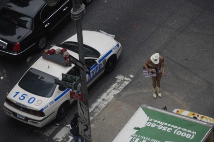 Etats-Unis, New York, Manhattan, Times Square, le Naked Cow-boy (cowboy nu) fait son show sur Broadway
