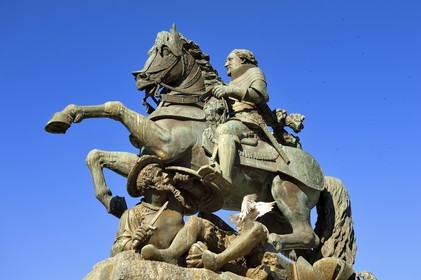 France, Charente (16), Cognac, place Francois 1er, statue equestre de Francois 1er du sculpteur Antoine Etex inauguré en 1864