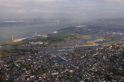 France, Calvados (14), Honfleur et son port pittoresque, en arrière plan le Pont de Normandie qui enjambe la Seine (vue aérienne)