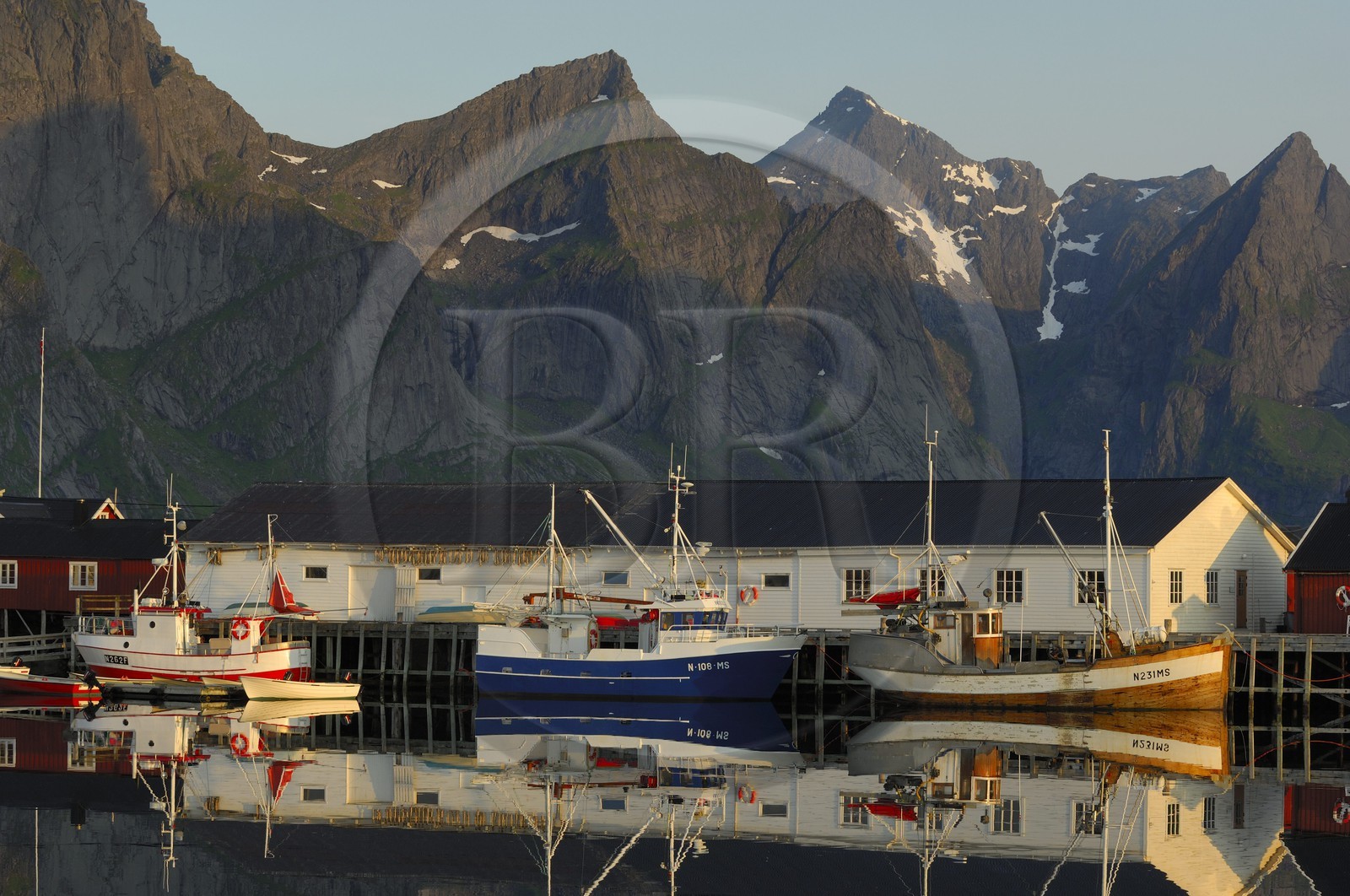 Norway, Nordland County, Lofoten Islands, Moskenes island , fishermen's port of Hamnoy near Reine under the midnight sun