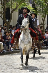 Argentine, province de Buenos Aires, San Antonio de Areco, fête du Jour de la Tradition (Dia de la Tradicion), gaucho à cheval défilant en habit traditionnel