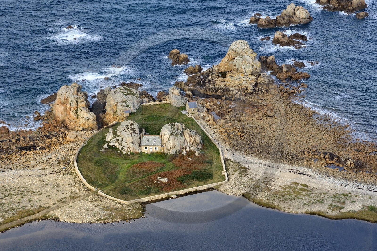 France, Côtes-d'Armor (22), Côte d'Ajoncs, Plougrescant, Anse de Pors Scaff, la petite maison de Castel Meur, toute représentation commerciale de cette maison est interdite (vue aérienne)