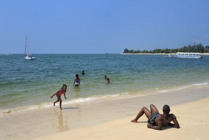 Gabon, province de l'Estuaire, plage de la Pointe Denis qui fait face à Libreville de l'autre côté de l'Estuaire du Gabon