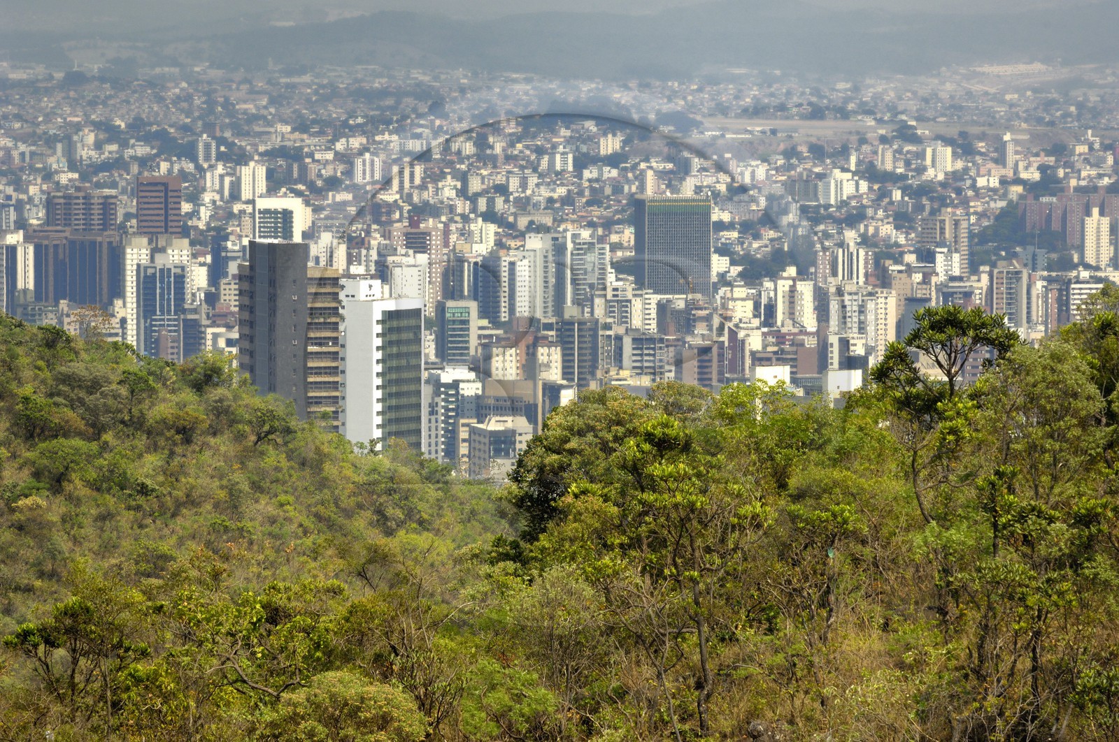 Brésil, Etat du Minas Gerais, Belo Horizonte,  les gratte-ciels depuis les hauteurs de Mangabeiras