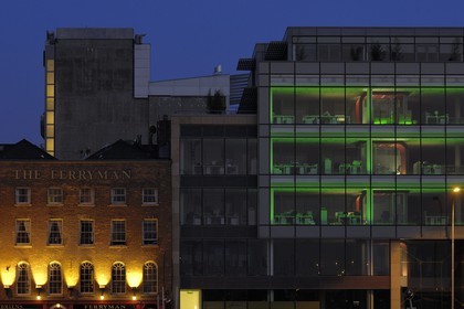 Irlande, Comté de Dublin, Dublin, nouveaux immeubles de bureaux sur North Wall Quay dans les docks réhabilités en bordure de la rivière Liffey