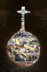 Espagne, Andalousie, Almeria, vue sur le quartier de la Medina dans la vieille ville à travers une meurtrière de la forteresse La Alcazaba