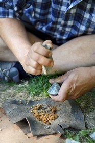 France, Dordogne (24), vallée de la Vézère, Sergeac, Site préhistorique de Castel Merle, allumage d'un feu avec des silex sur de l'amadou