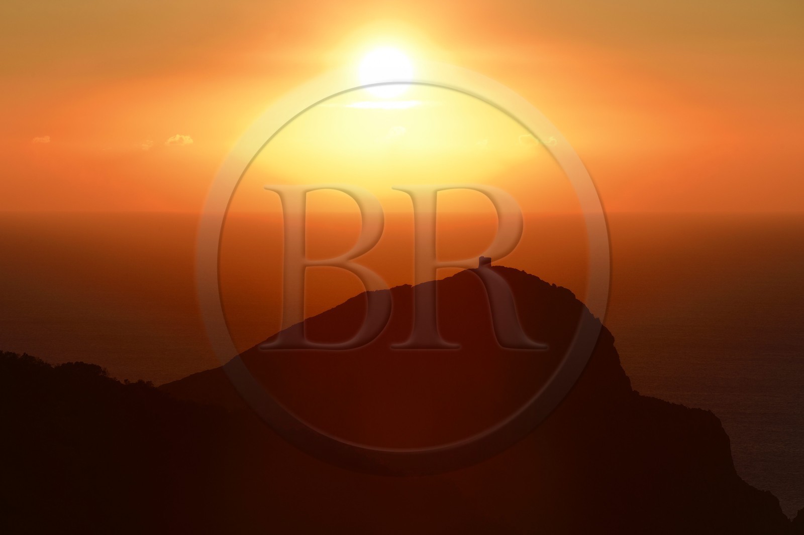 France, Corse-du-Sud (2A), Golfe de Porto, classé Patrimoine Mondial de l'UNESCO, le Capo Rosso et la Tour Génoise de Turghiu (Turghio) en arrière plan