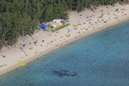France, île de la Réunion, plage du lagon de Saint-Gilles-Les-Bains, l'Ermitage-les-Bains (vue aérienne)