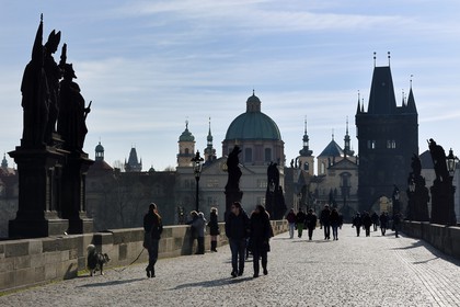 République Tchèque, Prague, centre historique classé Patrimoine Mondial de l' UNESCO, le pont Charles (Karluv Most ou Karlov Most) sur la rivière Vltava et le Clementinum