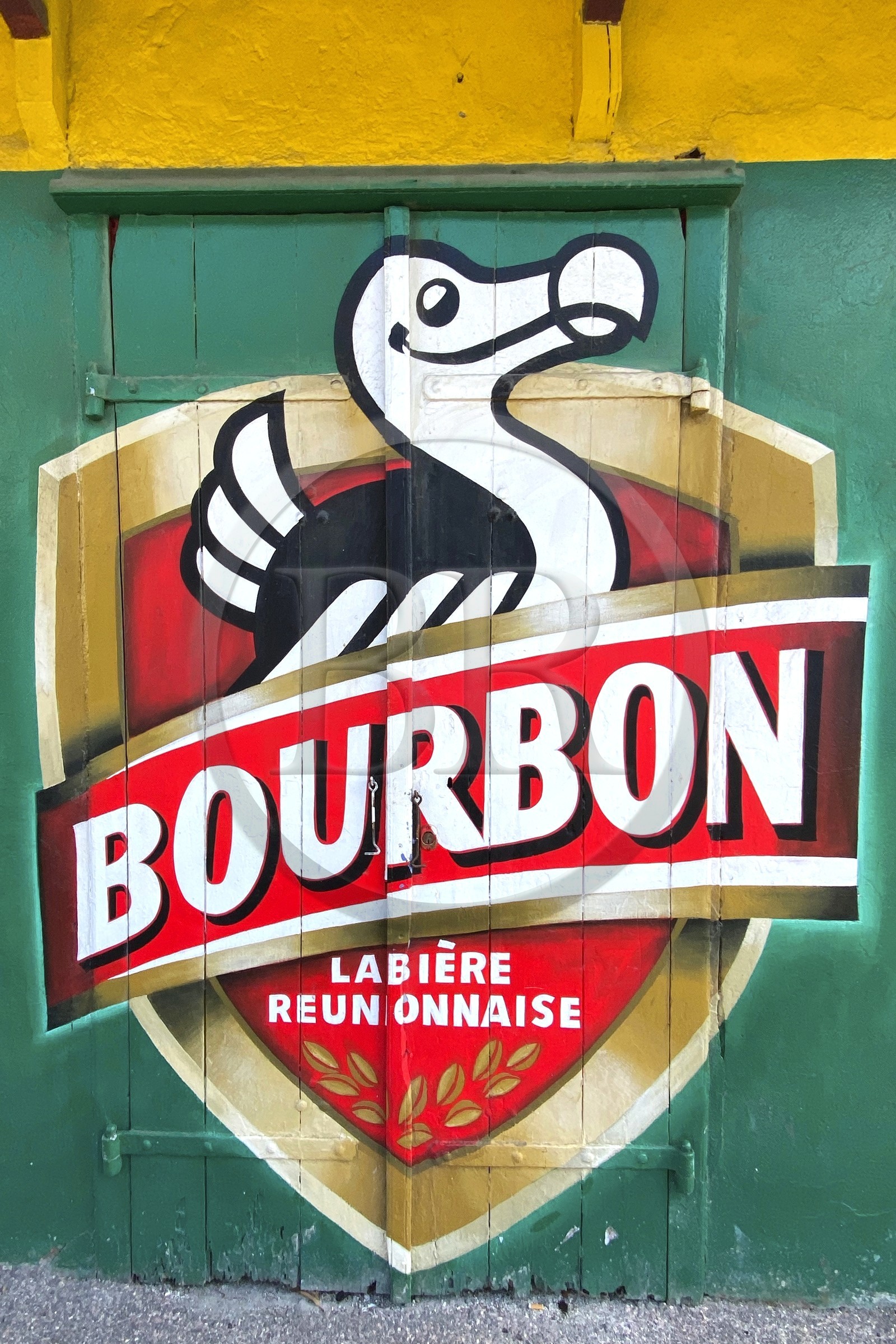 France, Ile de la Reunion, ville de Saint-Pierre, publicité pour la bière Bourbon appélée Dodo sur la facade de petit restaurant