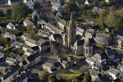 France, Finistère (29), étape sur le chemin de Saint Jacques de Compostelle, Saint-Thegonnec, le calvaire devant l'église dans l'enclos paroissial (vue aérienne)