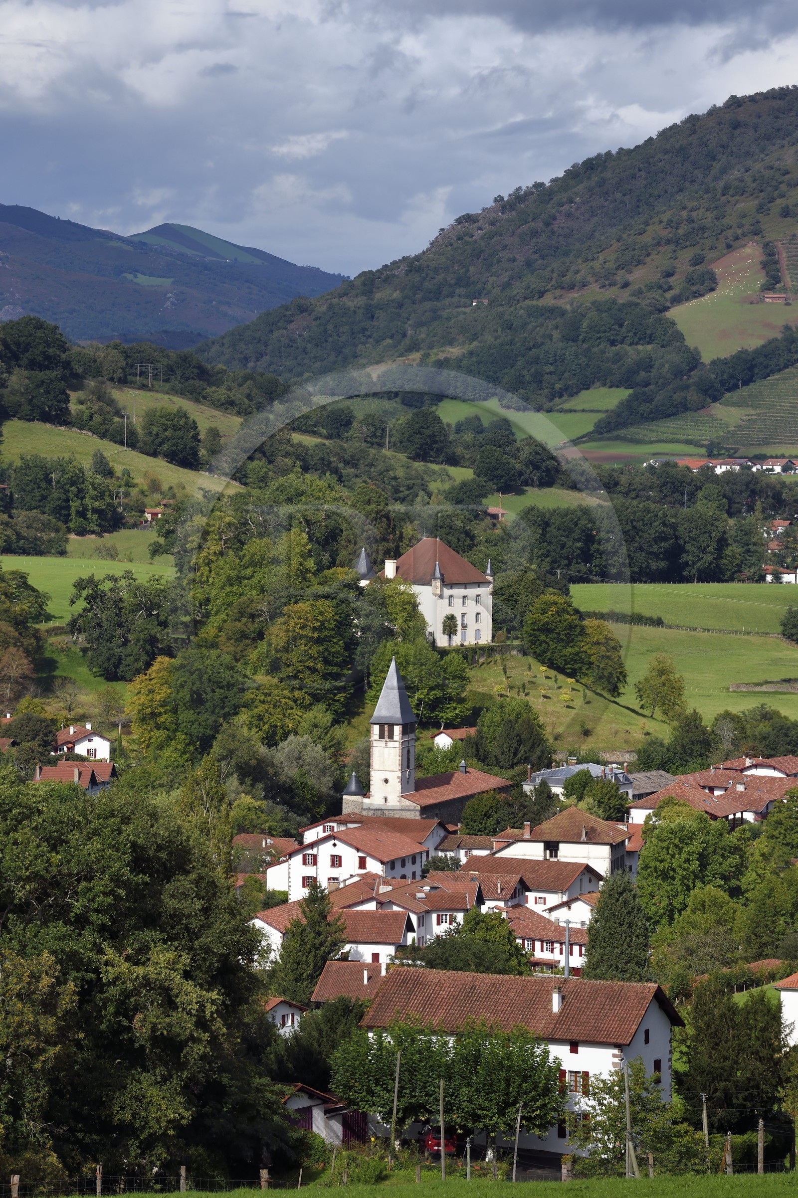 France, Pyrénées-Atlantiques (64), Pays-Basque, le village de Saint-Etienne-de-Baïgorry et le chateau d'Etxauz en arrière plan