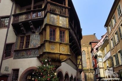 France, Haut-Rhin (68), Colmar, la maison Pfister de style Renaissance (1537) dans la rue des Marchands à Noël et son oriel