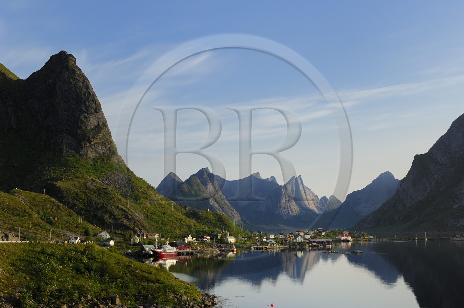 Norvège, Nordland, Iles Lofoten, Ile de Moskenes, le village de pêcheurs de Reine au soleil de minuit