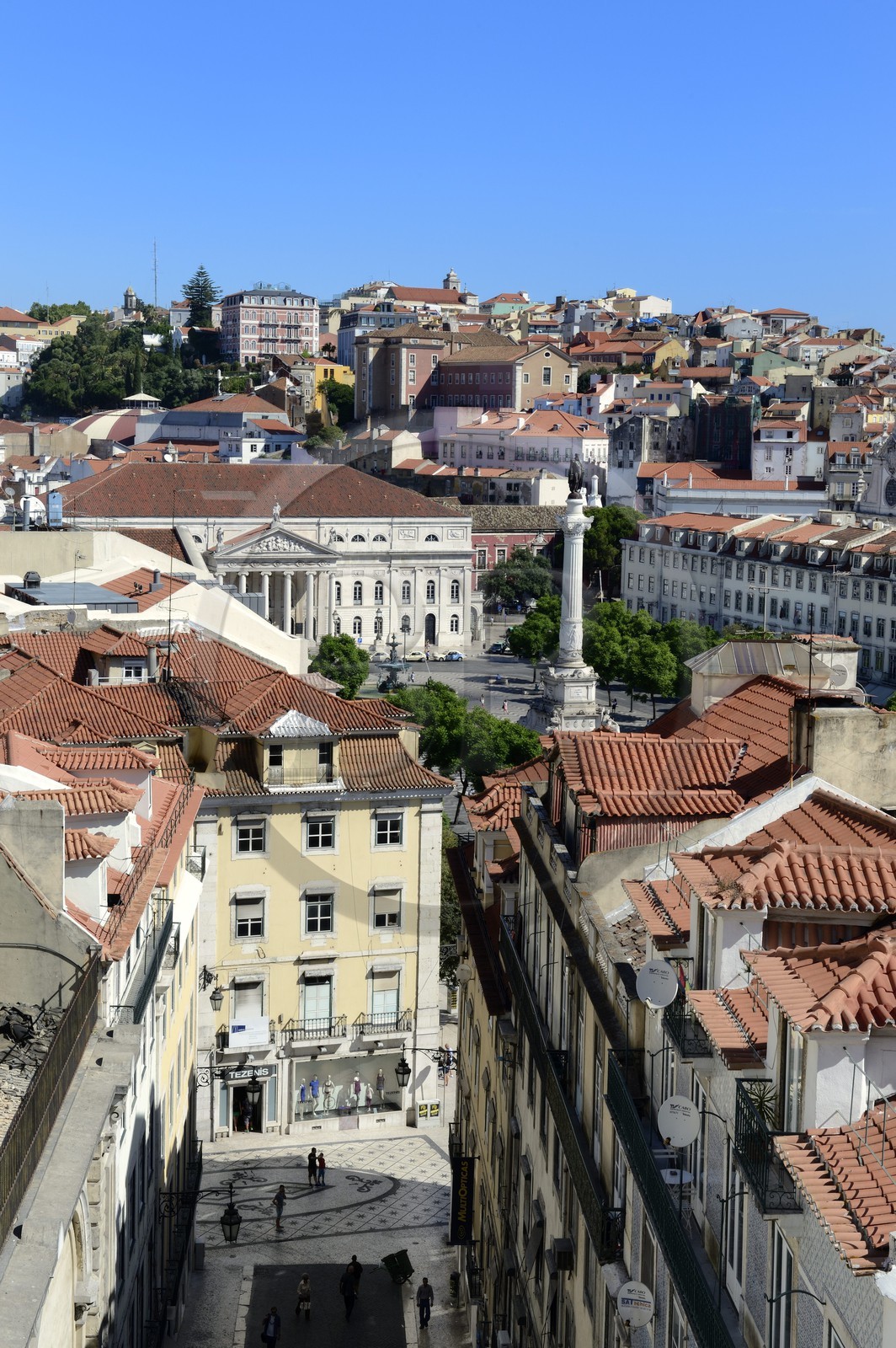 Portugal, Lisbonne, quartier de Baixa pombalin, rua do Carmo et le Théâtre national (Teatro Nacional Dona Maria II) derrière le mémorial de Dom Pedro IV sur la place Dom Pedro IV (Rossio)