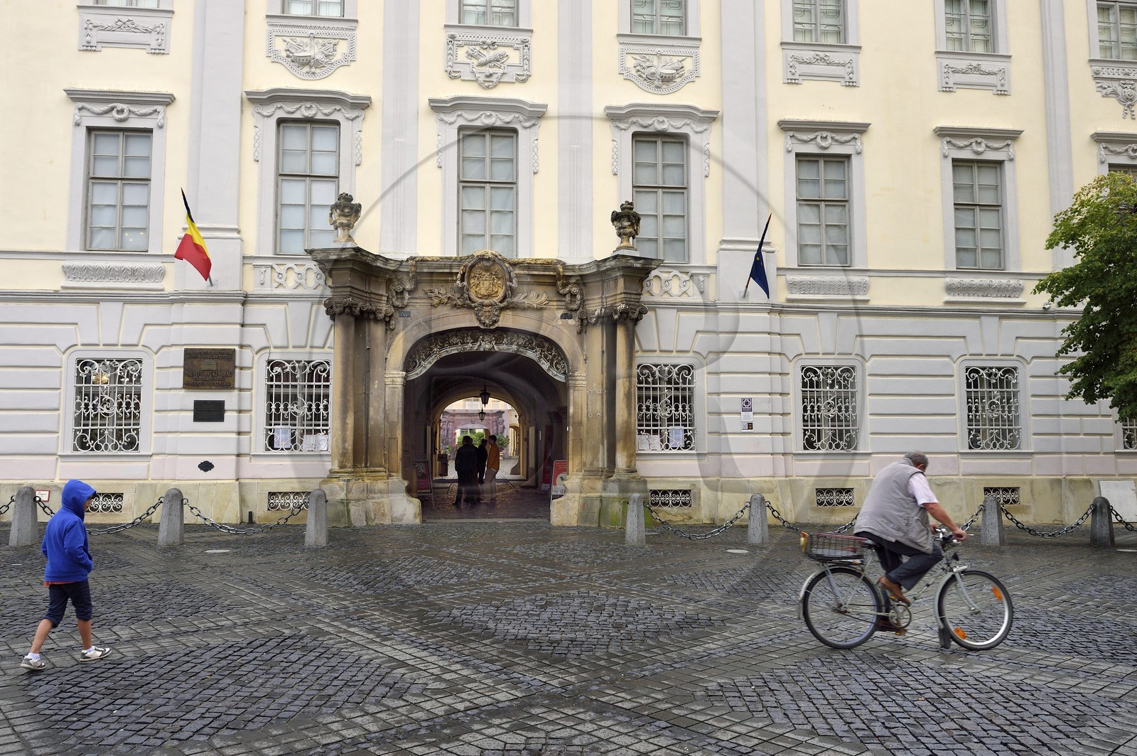 Roumanie, Transylvanie, Sibiu, la vieille ville, la Piata Mare (la Grande place), palais Brukenthal qui abrite le musée d'Histoire et la galerie d'art