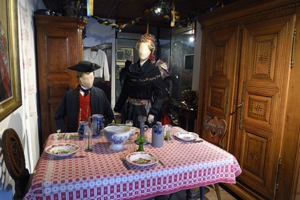France, Bas-Rhin (67), Strasbourg, vieille ville classée au Patrimoine Mondial de l’UNESCO, Musée alsacien (musée d'arts et traditions populaires), une stub du XIXème siècle avec costumes de mariage et mobilier